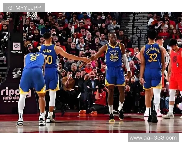 库里父子现场观战独行侠比赛克莱却在场外引发热议